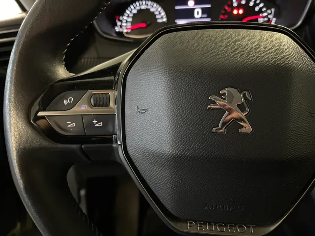 Peugeot 208 2022 - 13450 EUR, 145000 km - AUTO.MOTO.pt - 145000km - foto 16 de 29