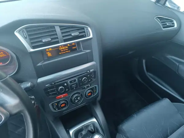 Citroën C4 2015 - 10500 EUR, 53000 km - AUTO.MOTO.pt - 53000km - foto 27 de 37