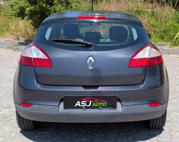 Renault Mégane 2012 - 5500 EUR, 275944 km - AUTO.MOTO.pt - 275944km - foto 8 de 20