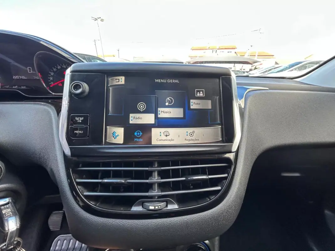 Peugeot 208 2014 - 9500 EUR, 220749 km - 220749km - foto 12 de 18