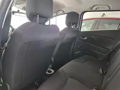 Renault Clio Sport Tourer 2018 - 11250 EUR, 87756 km - AUTO.MOTO.pt - 87756km - foto 17 de 30