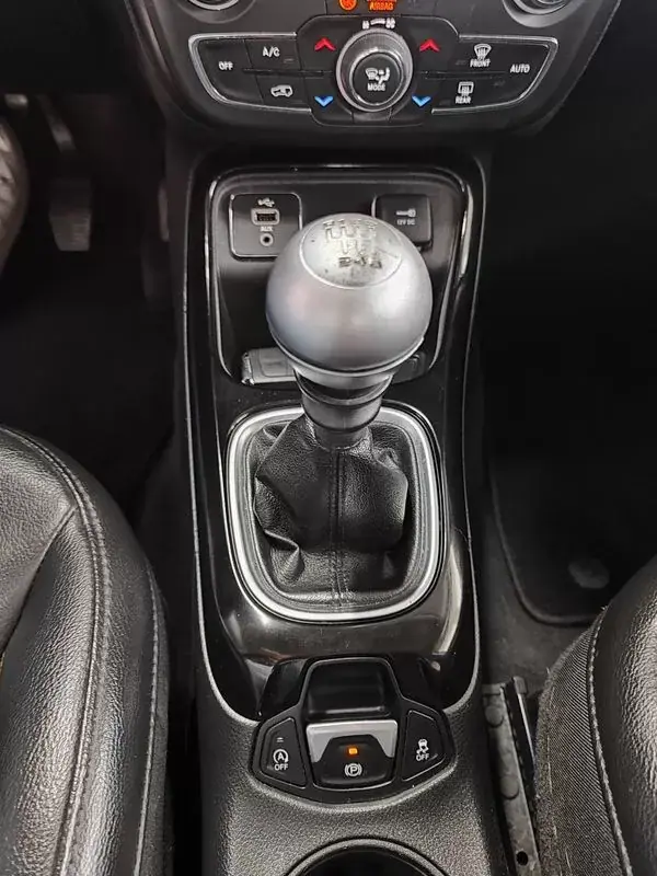 Jeep Compass 2018 - 17250 EUR, 110000 km - AUTO.MOTO.pt - 110000km - foto 32 de 34