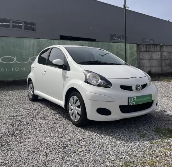 Toyota Aygo 2011 - 7000 EUR, 114200 km - AUTO.MOTO.pt - 114200km - foto 2 de 16