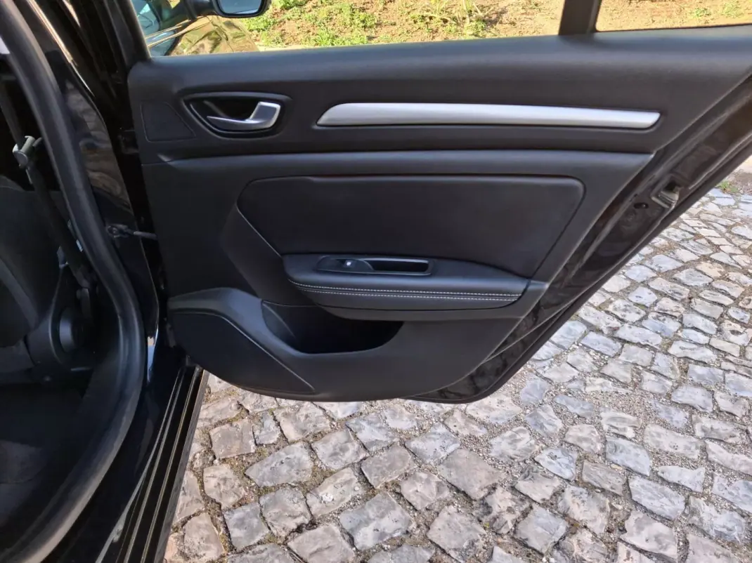 Renault Mégane Sport Tourer 2017 - 11500 EUR, 150000 km - AUTO.MOTO.pt - 150000km - foto 16 de 20