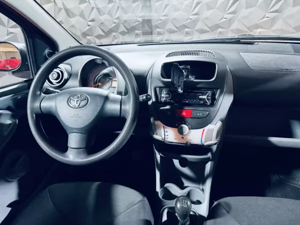 Toyota Aygo 2005 - 3990 EUR, 93218 km - AUTO.MOTO.pt - 93218km - foto 12 de 20