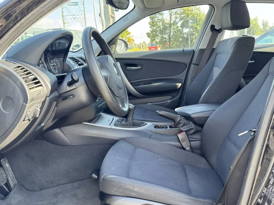 BMW 118 2009 - 9950 EUR, 260000 km - AUTO.MOTO.pt - 260000km - foto 10 de 16