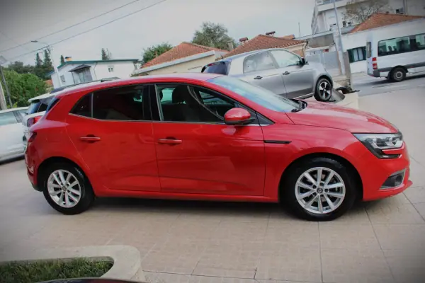 Renault Mégane 2017 - 11990 EUR, 106500 km - AUTO.MOTO.pt - 106500km - foto 4 de 19