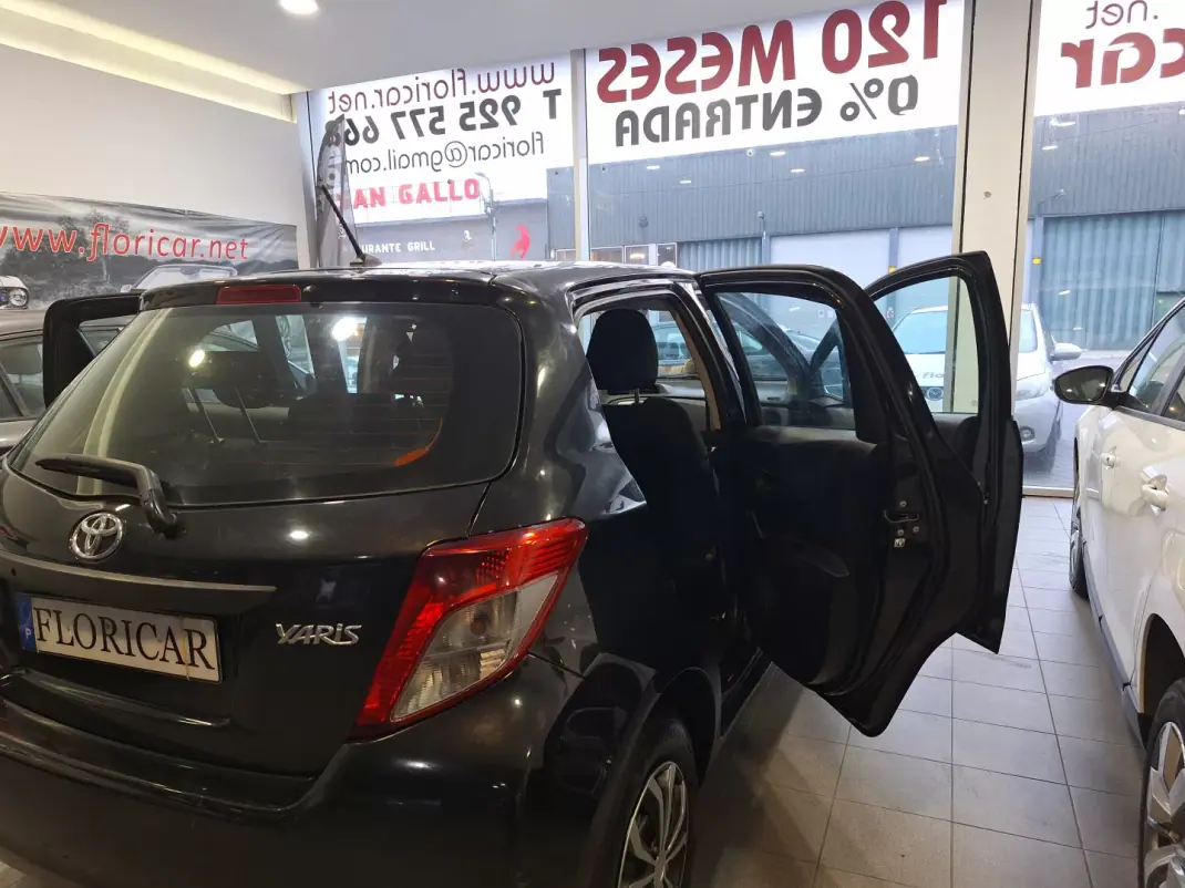 Toyota Yaris 2012 - 7900 EUR, 160000 km - AUTO.MOTO.pt - 160000km - foto 8 de 16