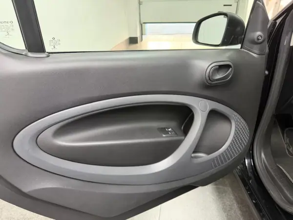 Smart ForTwo Coupé 2016 - 8990 EUR, 106408 km - AUTO.MOTO.pt - 106408km - foto 8 de 14