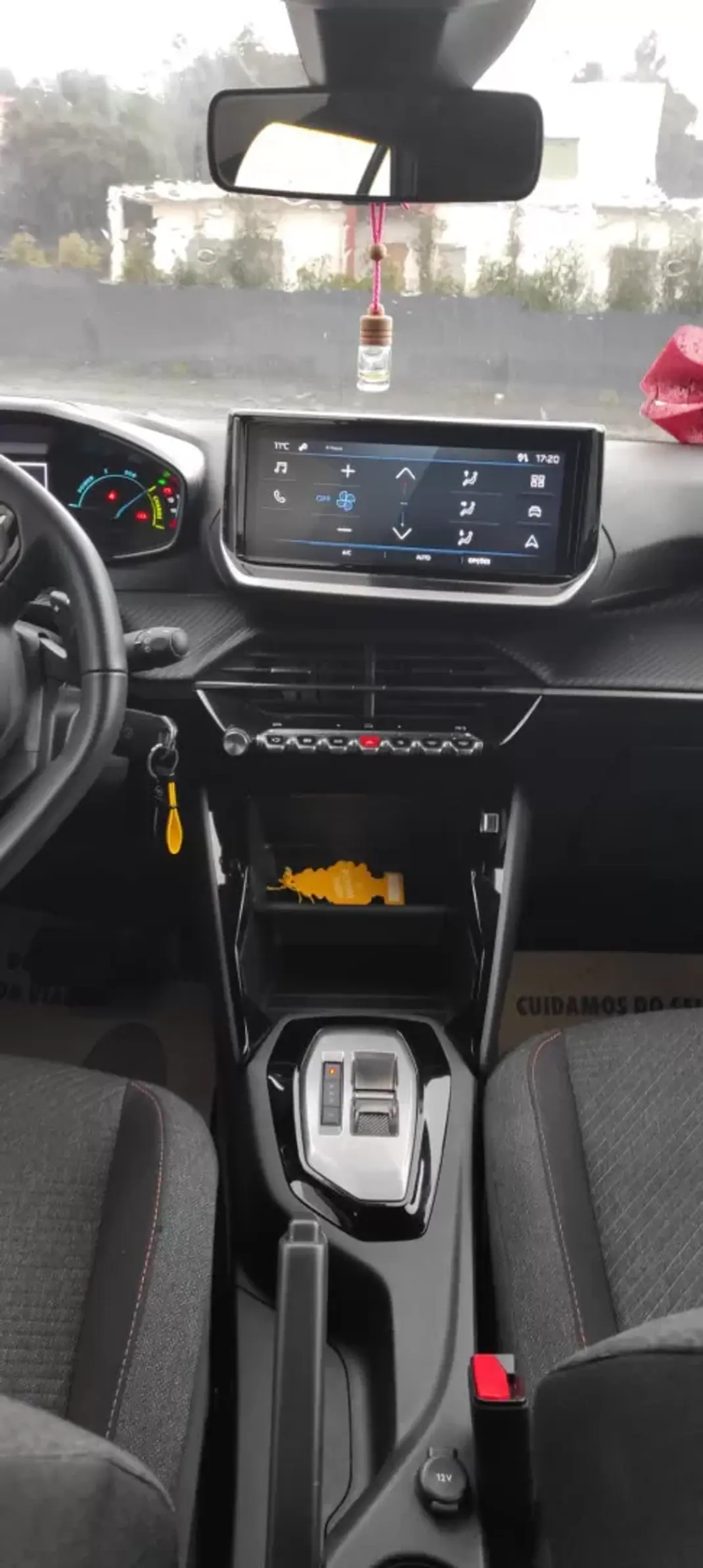 Peugeot 2008 2025 - 24750 EUR, 9700 km - AUTO.MOTO.pt - 9700km - foto 10 de 12