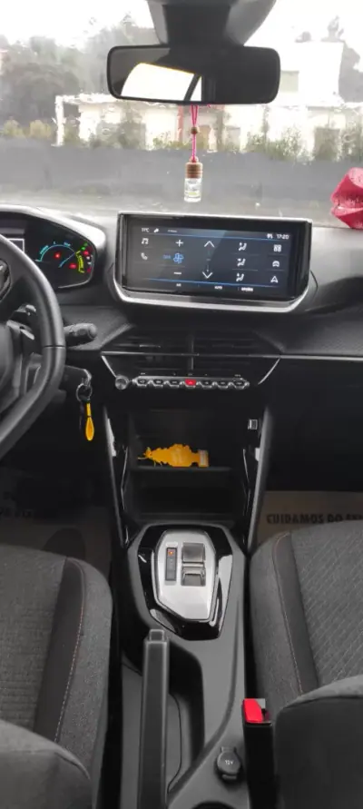 Peugeot 2008 2025 - 24750 EUR, 9700 km - AUTO.MOTO.pt - 9700km - foto 10 de 12