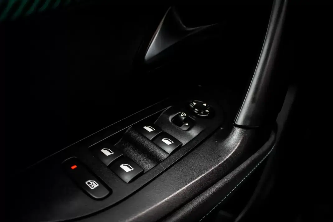 Peugeot e-2008 2021 - 20850 EUR, 60050 km - AUTO.MOTO.pt - 60050km - foto 19 de 44