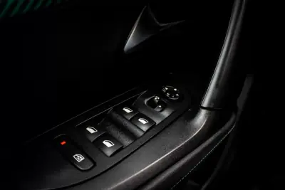 Peugeot e-2008 2021 - 20850 EUR, 60050 km - AUTO.MOTO.pt - 60050km - foto 19 de 44