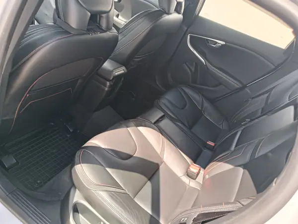 Volvo V40 Cross Country 2016 - 11000 EUR, 220000 km - AUTO.MOTO.pt - 220000km - foto 4 de 13