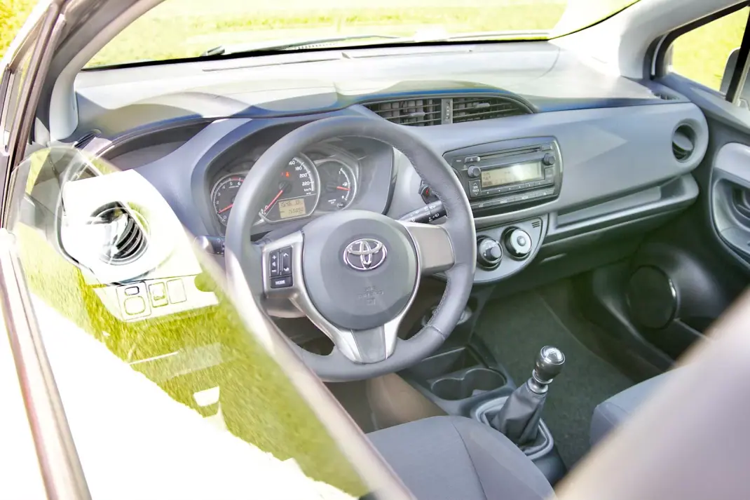 Toyota Yaris 1.4 d4d 2015 - 9900 EUR, 115000 km - 115000km - foto 15 de 15