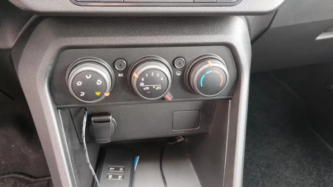 Dacia Sandero 2022 - 13950 EUR, 59000 km - AUTO.MOTO.pt - 59000km - foto 30 de 35