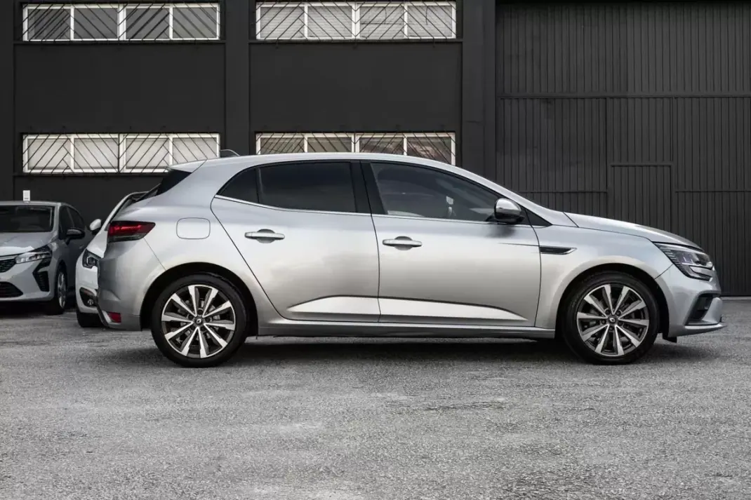 Renault Mégane 2021 - 16900 EUR, 108317 km - AUTO.MOTO.pt - 108317km - foto 2 de 25