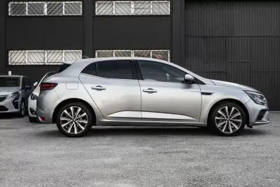 Renault Mégane 2021 - 16900 EUR, 108317 km - AUTO.MOTO.pt - 108317km - foto 2 de 25