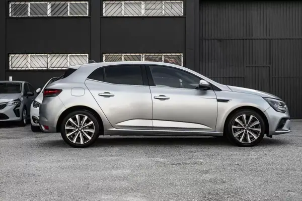 Renault Mégane 2021 - 16900 EUR, 108317 km - AUTO.MOTO.pt - 108317km - foto 2 de 25