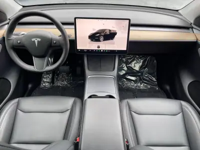 Tesla Model Y 2022 - 39900 EUR, 39000 km - 39000km - foto 8 de 11