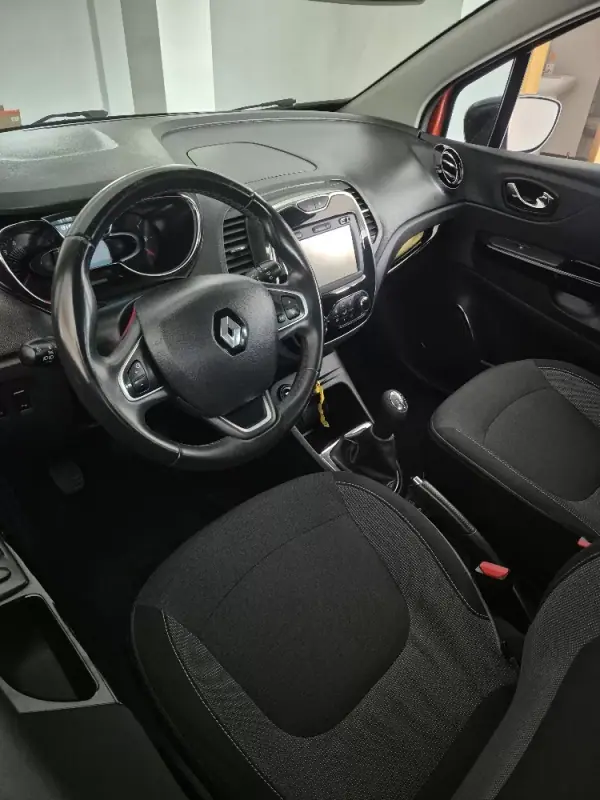 Renault Captur 2017 - 14750 EUR, 130625 km - AUTO.MOTO.pt - 130625km - foto 6 de 8