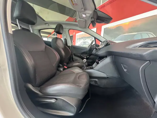 Peugeot 208 2017 - 12990 EUR, 101119 km - AUTO.MOTO.pt - 101119km - foto 14 de 22
