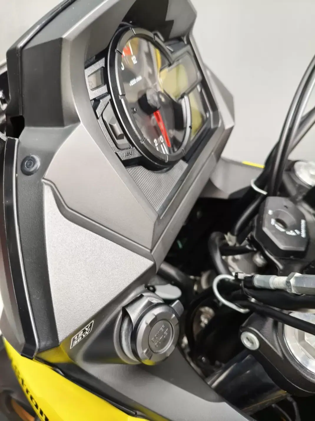Suzuki V-Strom 1000 2020 - 6750 EUR, 18000 km - AUTO.MOTO.pt - 18000km - foto 15 de 18
