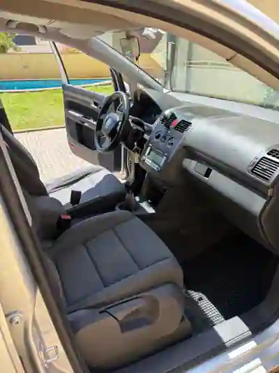 Volkswagen Touran 2004 - 4500 EUR, 320258 km - AUTO.MOTO.pt - 320258km - foto 5 de 9