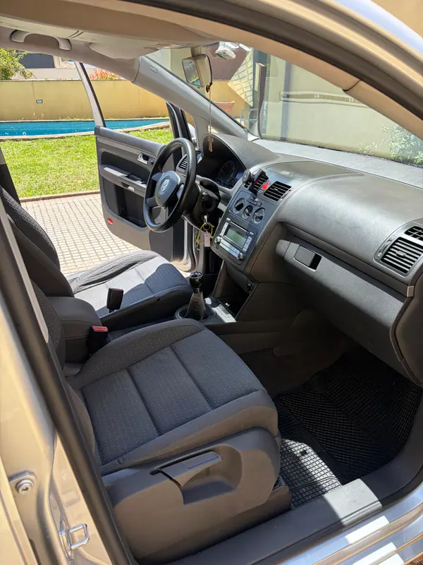 Volkswagen Touran 2004 - 4500 EUR, 320258 km - AUTO.MOTO.pt - 320258km - foto 5 de 9
