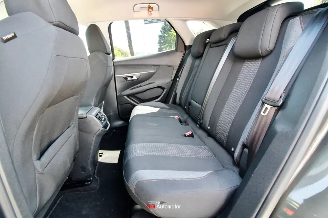 Peugeot 3008 2019 - 15900 EUR, 208000 km - AUTO.MOTO.pt - 208000km - foto 12 de 30