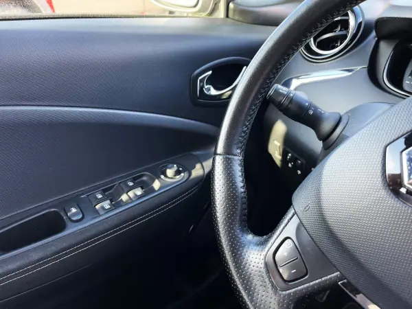 Renault Zoe 2019 - 13490 EUR, 67270 km - AUTO.MOTO.pt - 67270km - foto 19 de 21