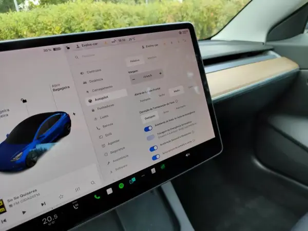 Tesla Model 3 2021 - 25990 EUR, 100000 km - AUTO.MOTO.pt - 100000km - foto 43 de 46