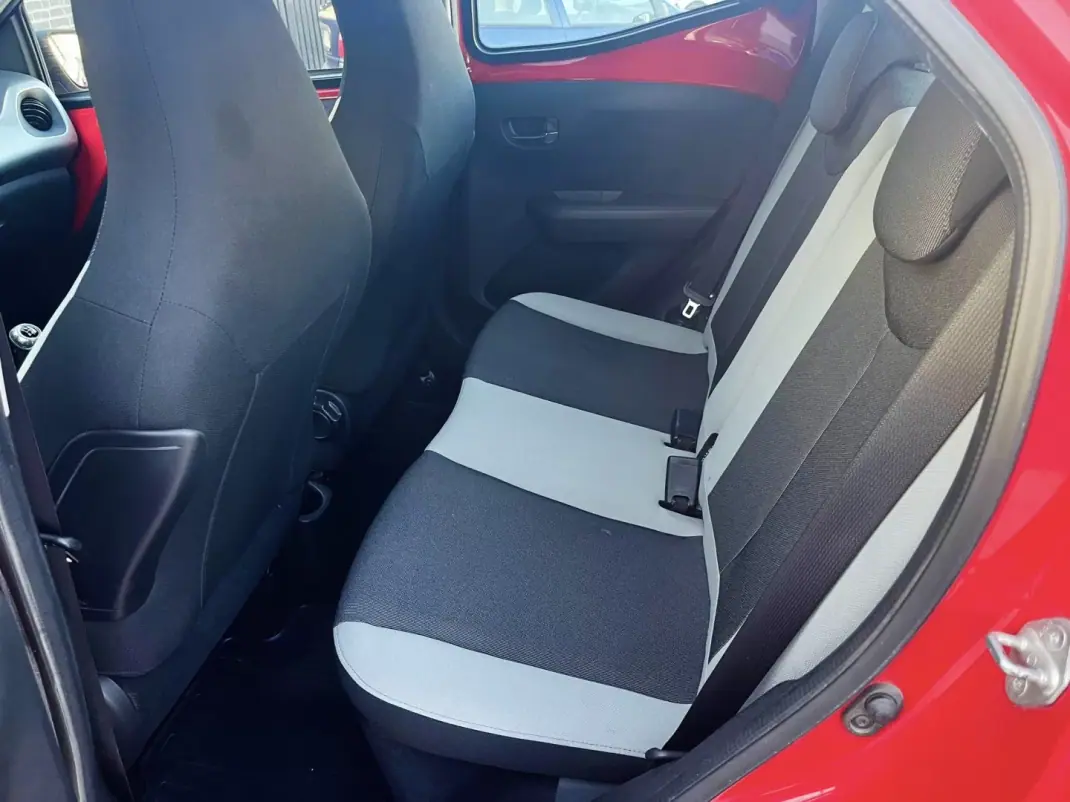 Toyota Aygo 2016 - 8500 EUR, 190000 km - AUTO.MOTO.pt - 190000km - foto 11 de 16