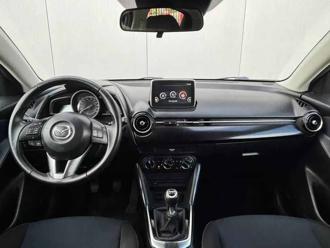 Mazda 2 2015 - 11500 EUR, 75000 km - AUTO.MOTO.pt - 75000km - foto 8 de 33