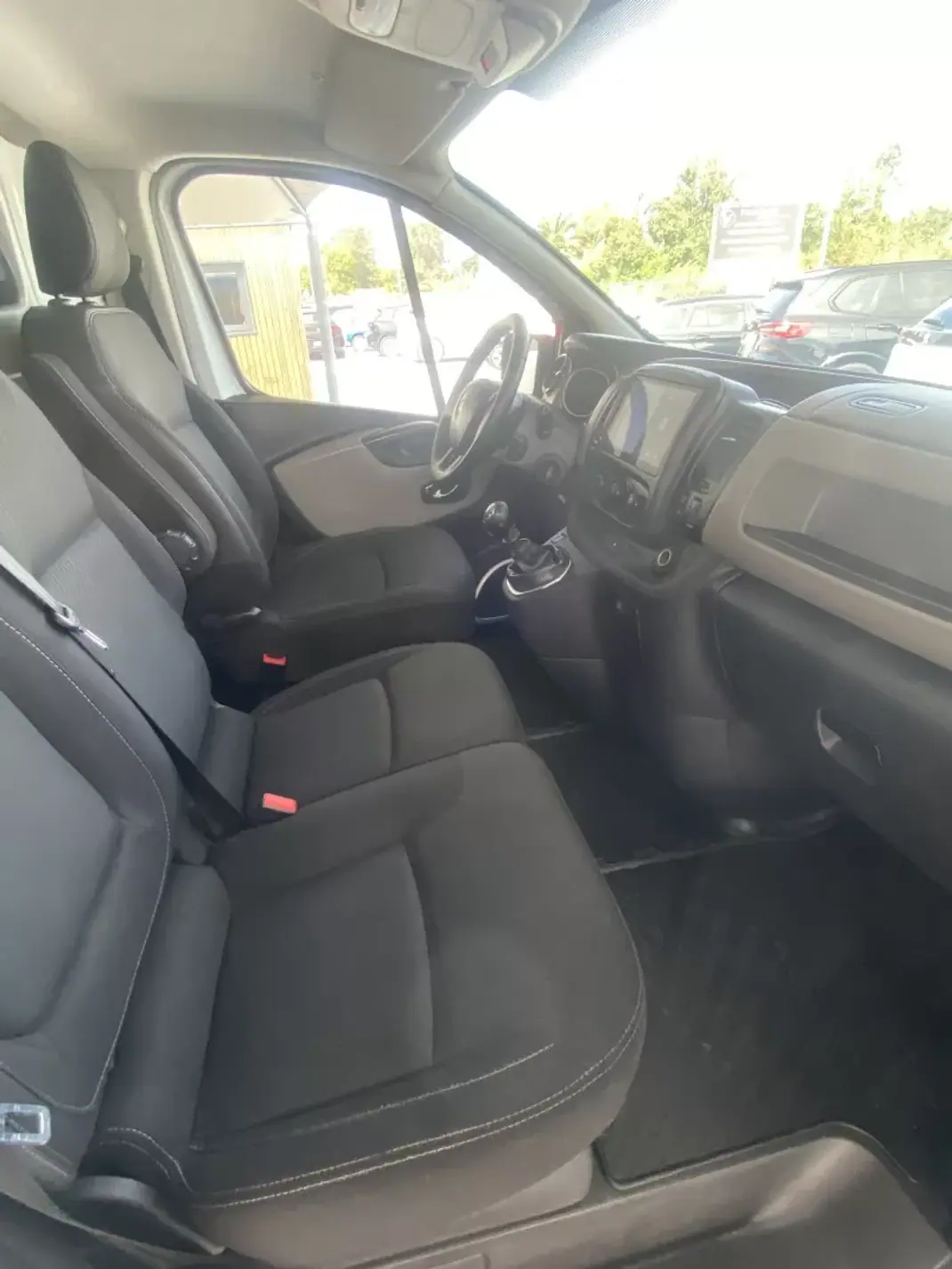 Renault TRAFIC 1.6 DCI GRAND COMFORT 2023 - 18990 EUR, 126881 km - AUTO.MOTO.pt - 126881km - foto 11 de 14