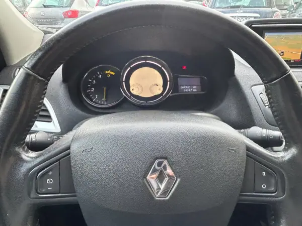 Renault Mégane Sport Tourer 2014 - 8900 EUR, 269392 km - AUTO.MOTO.pt - 269392km - foto 9 de 20