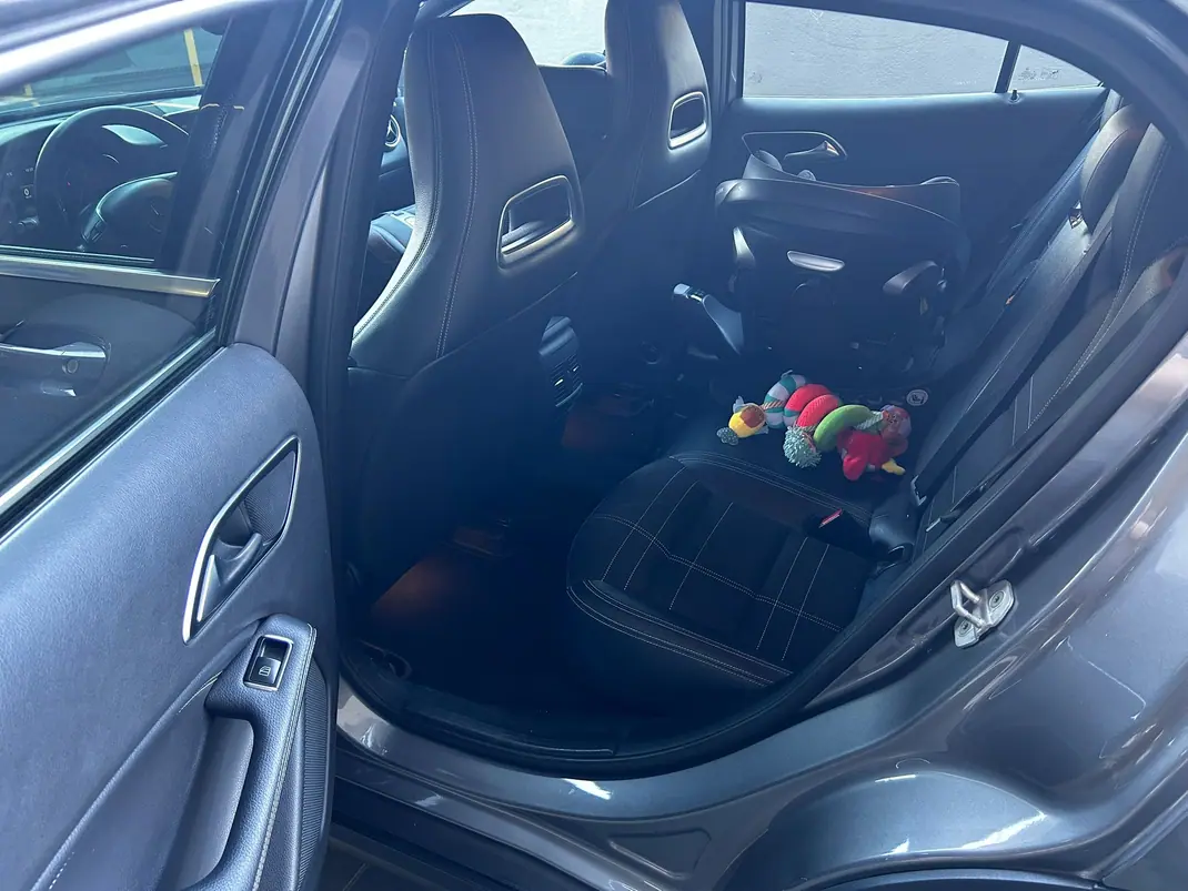Mercedes-Benz GLA 180 2015 - 18750 EUR, 235000 km - AUTO.MOTO.pt - 235000km - foto 7 de 15