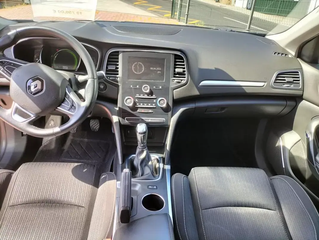 Renault Mégane Sport Tourer 2018 - 15950 EUR, 123820 km - AUTO.MOTO.pt - 123820km - foto 9 de 13