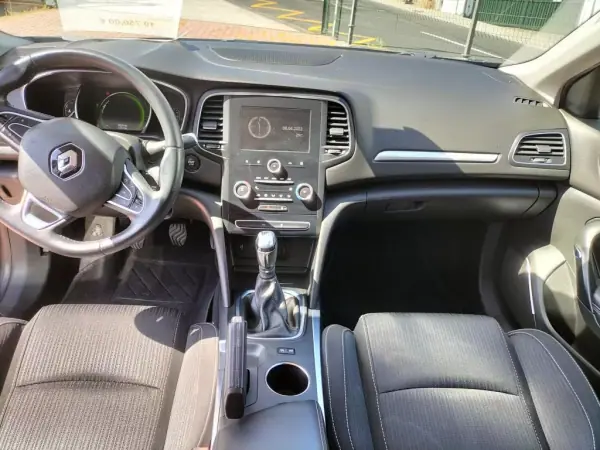 Renault Mégane Sport Tourer 2018 - 15950 EUR, 123820 km - AUTO.MOTO.pt - 123820km - foto 9 de 13