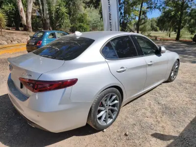 Alfa Romeo Giulia 2018 - 26900 EUR, 97500 km - AUTO.MOTO.pt - 97500km - foto 5 de 13