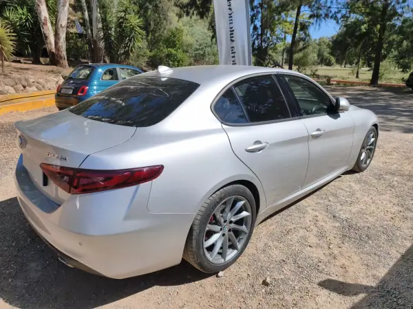 Alfa Romeo Giulia 2018 - 26900 EUR, 97500 km - AUTO.MOTO.pt - 97500km - foto 5 de 13
