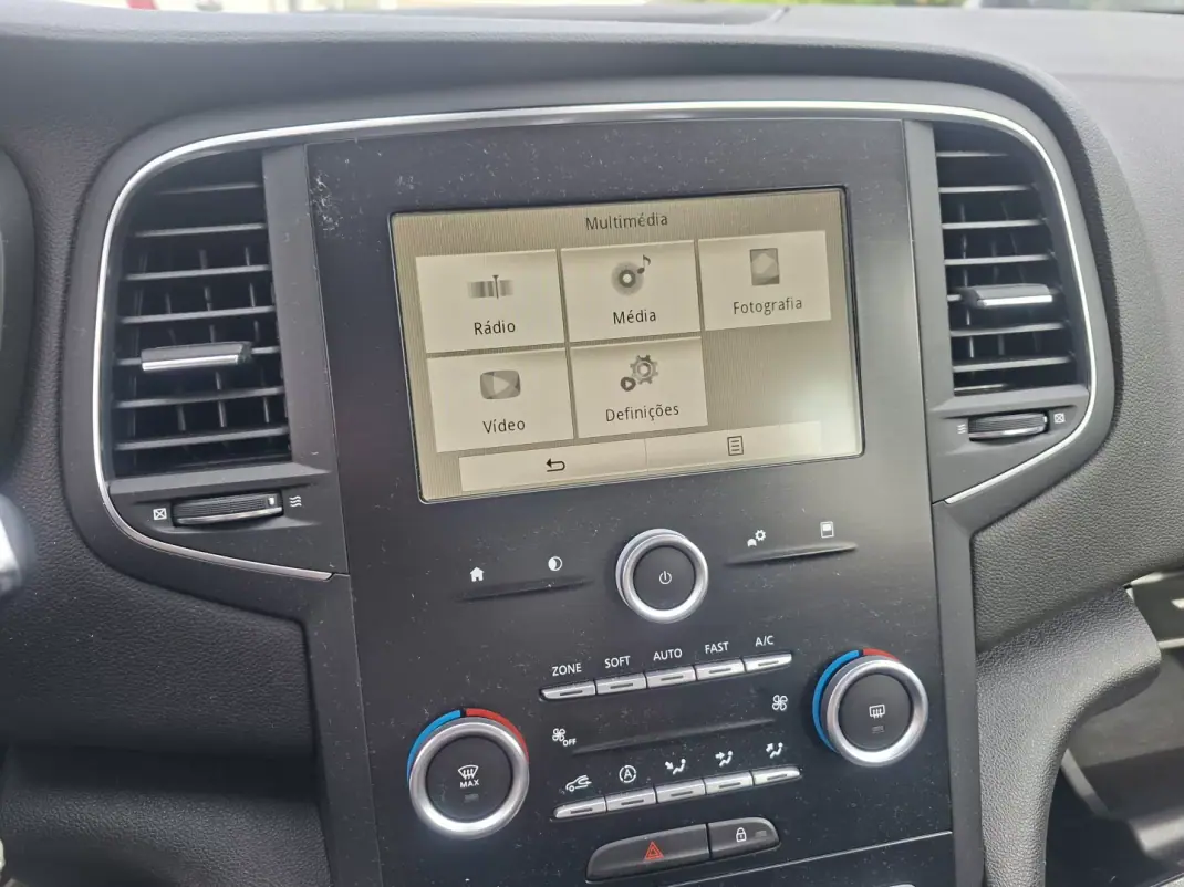 Renault Mégane Sport Tourer 2017 - 11530 EUR, 167840 km - AUTO.MOTO.pt - 167840km - foto 21 de 31