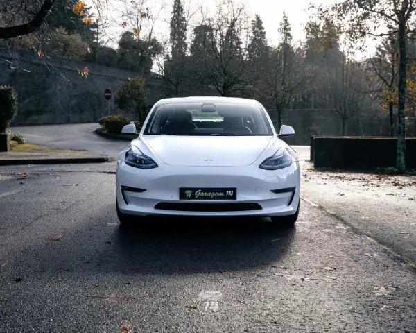 Tesla Model 3 2022 - 32990 EUR, 121900 km - AUTO.MOTO.pt - 121900km - foto 2 de 36