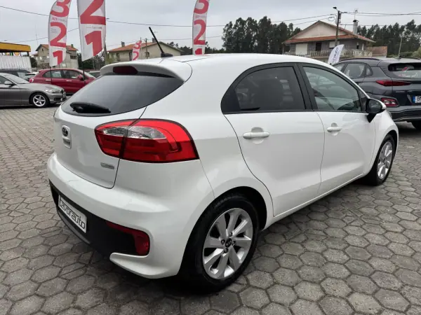 Kia Rio 2016 - 9500 EUR, 113000 km - AUTO.MOTO.pt - 113000km - foto 7 de 40