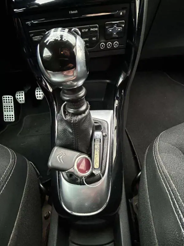 Citroën DS3 2010 - 7000 EUR, 287000 km - AUTO.MOTO.pt - 287000km - foto 11 de 13