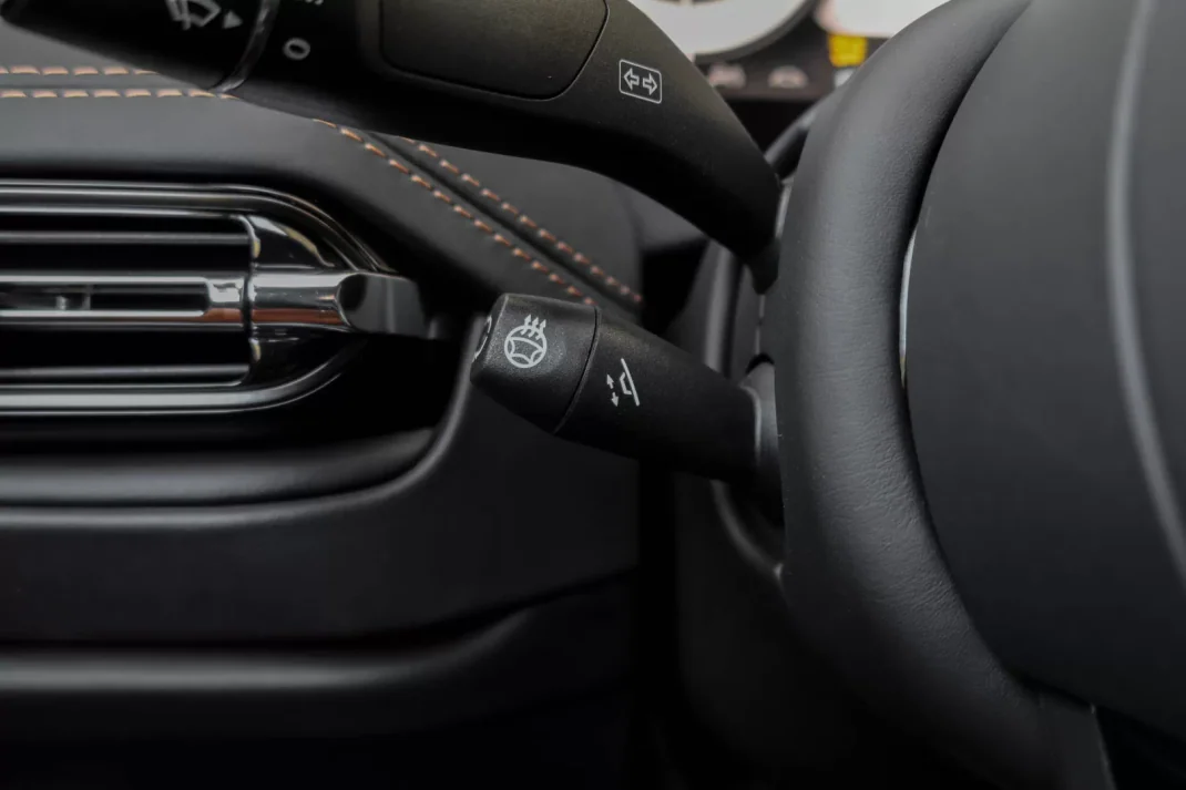 Aston Martin DB12 Coupé 2024 - 300000 EUR, 7650 km - AUTO.MOTO.pt - 7650km - foto 9 de 22