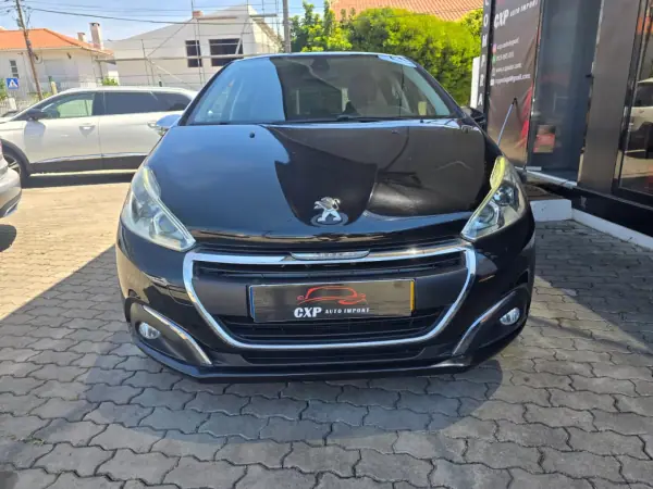 Peugeot 208 2018 - 9500 EUR, 92000 km - AUTO.MOTO.pt - 92000km - foto 9 de 16