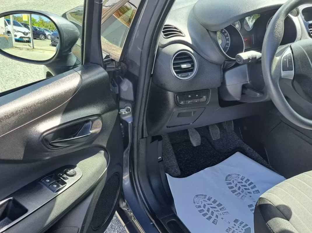 Fiat Punto 2017 - 8900 EUR, 69772 km - AUTO.MOTO.pt - 69772km - foto 15 de 39