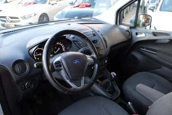 Ford Transit Courier 2020 - 12400 EUR, 140939 km - AUTO.MOTO.pt - 140939km - foto 7 de 15