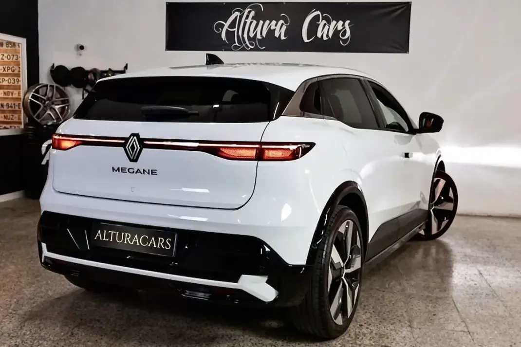 Renault Mégane E-Tech 2022 - 27900 EUR, 51137 km - AUTO.MOTO.pt - 51137km - foto 4 de 39